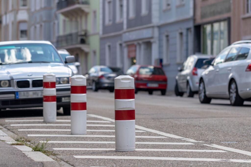 Absperrpfosten an der Straßen.